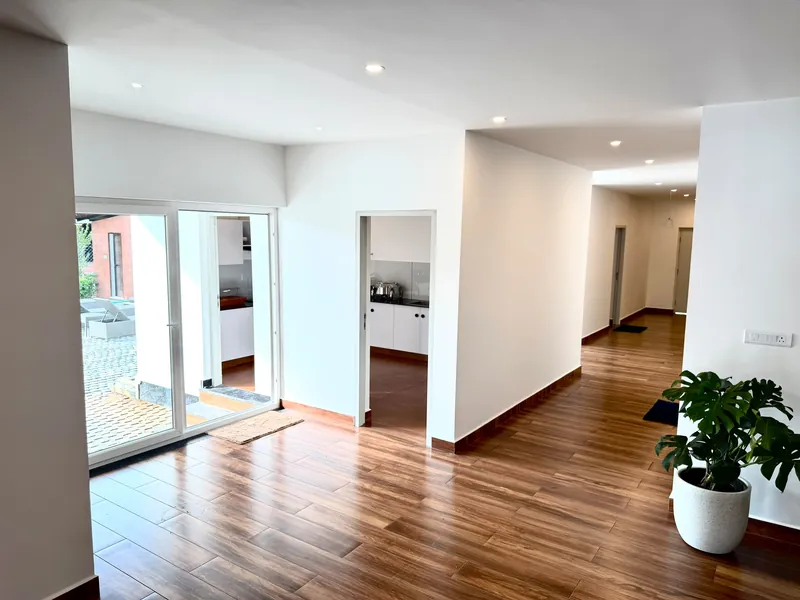 Hallway to kitchen