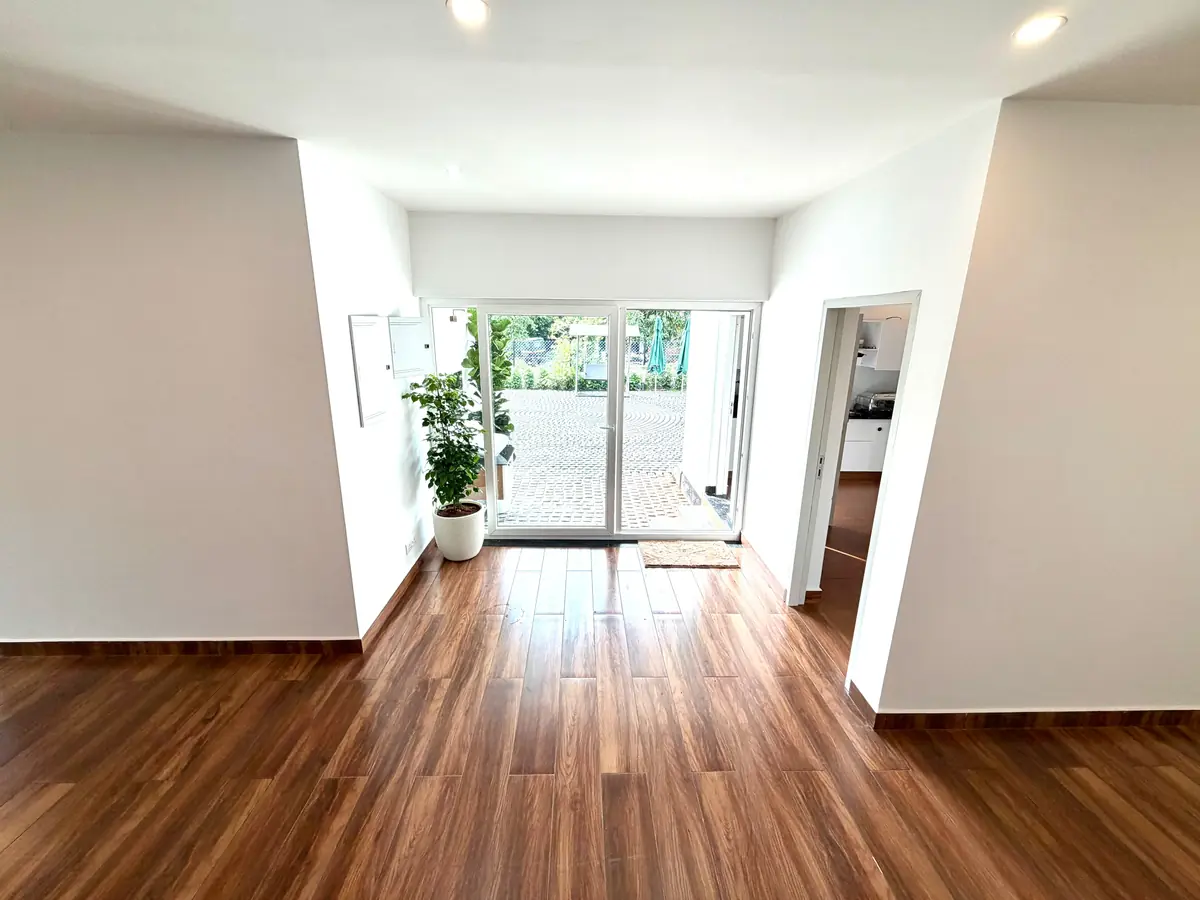 Bright open living hall finished by Edakkara